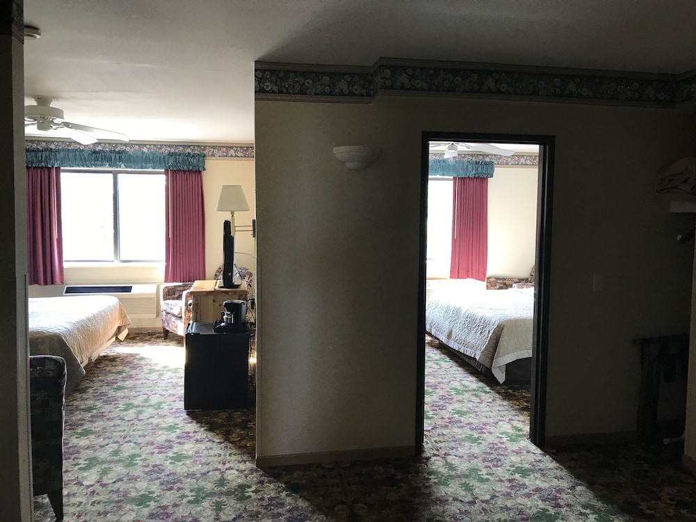 Super 8 By Wyndham Bridgeview Of Mackinaw City 10/27