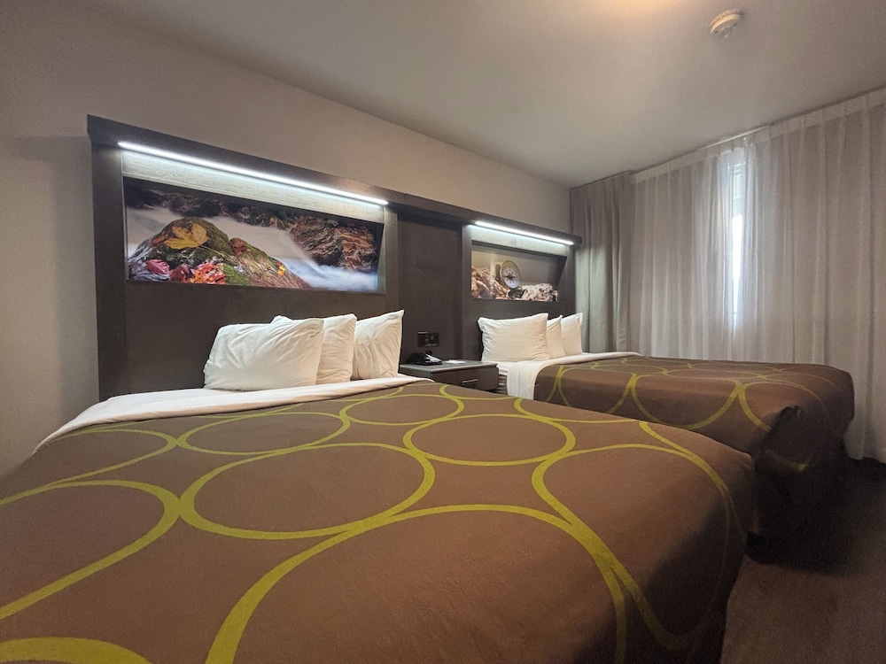 غرفة بسريرين كوين بمطبخ، Super 8 by Wyndham Macleod Trail Calgary 2/4