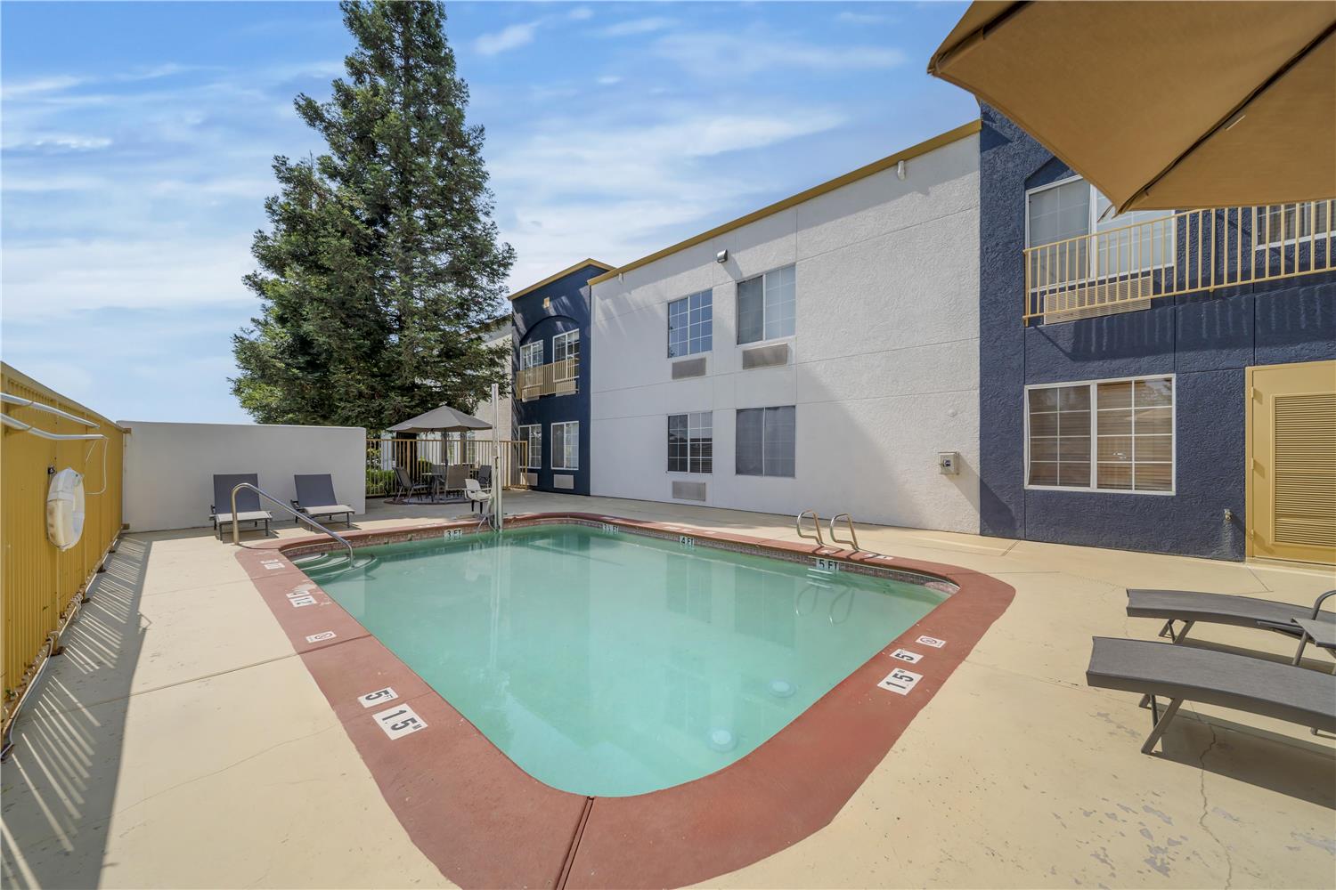 Best Western Plus Twin View Inn & Suites 15/16