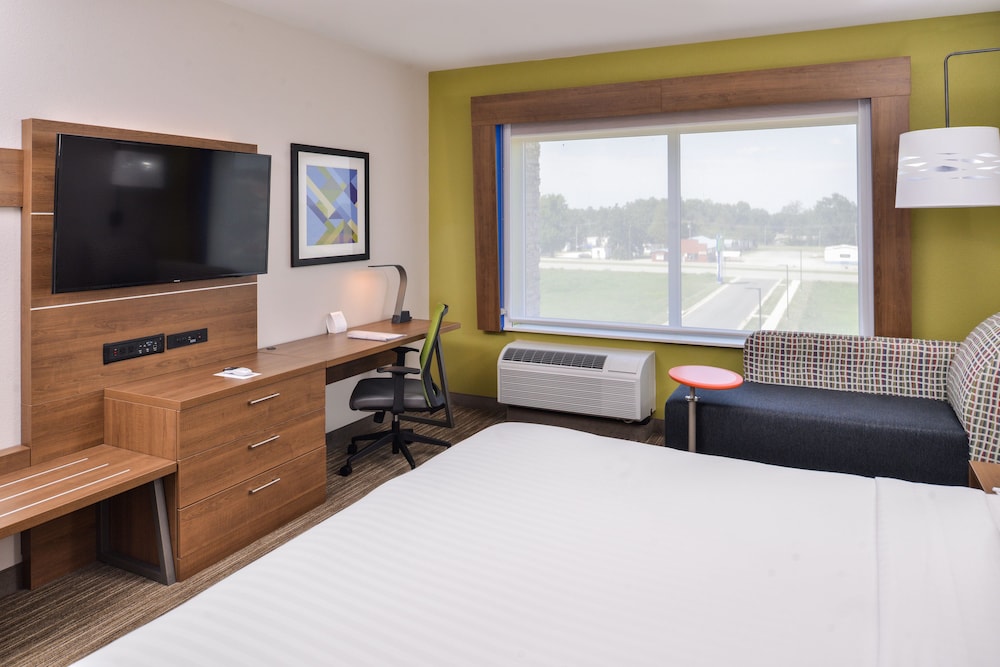 Holiday Inn Express Suites Siloam Springs 19/57