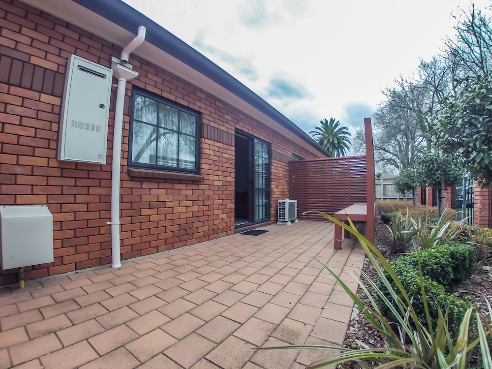 Albert Court Motor Lodge 54/57