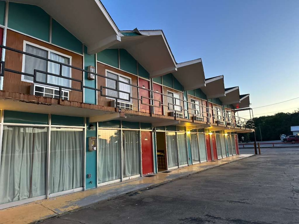 Gray Plaza Motel Benton Rend Lake I-57 6/39