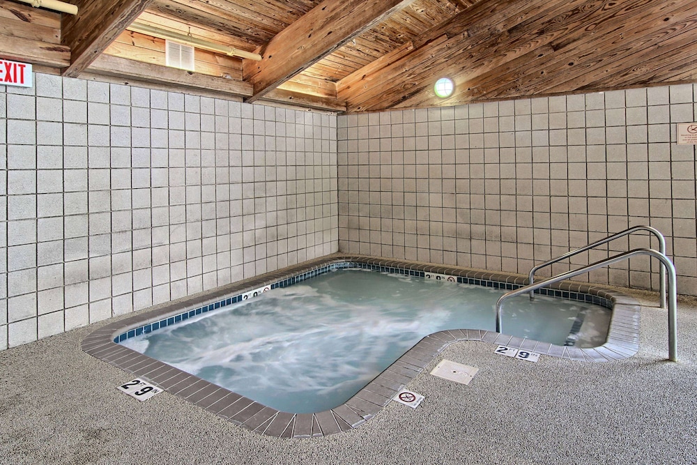 Blossom Hotel & Suites Traverse City 33/64