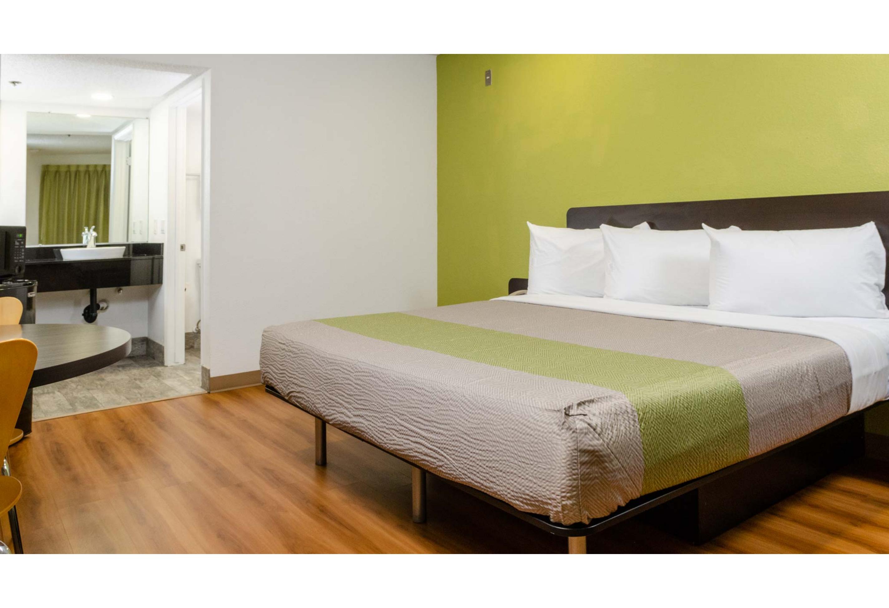 1 Queen Bed - ADA/RI Shower/Non-Smoking
