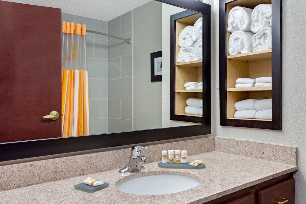 La Quinta Inn & Suites by Wyndham Norwich-Plainfield-Casino 16/33