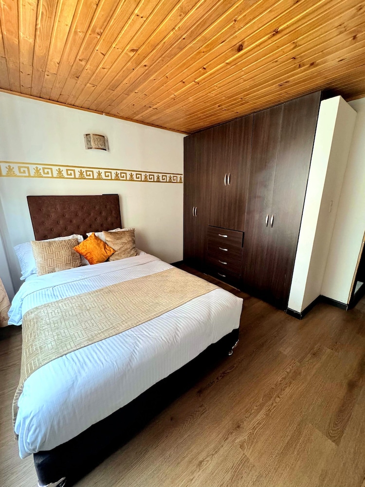 ROOM, QUADRUPLE