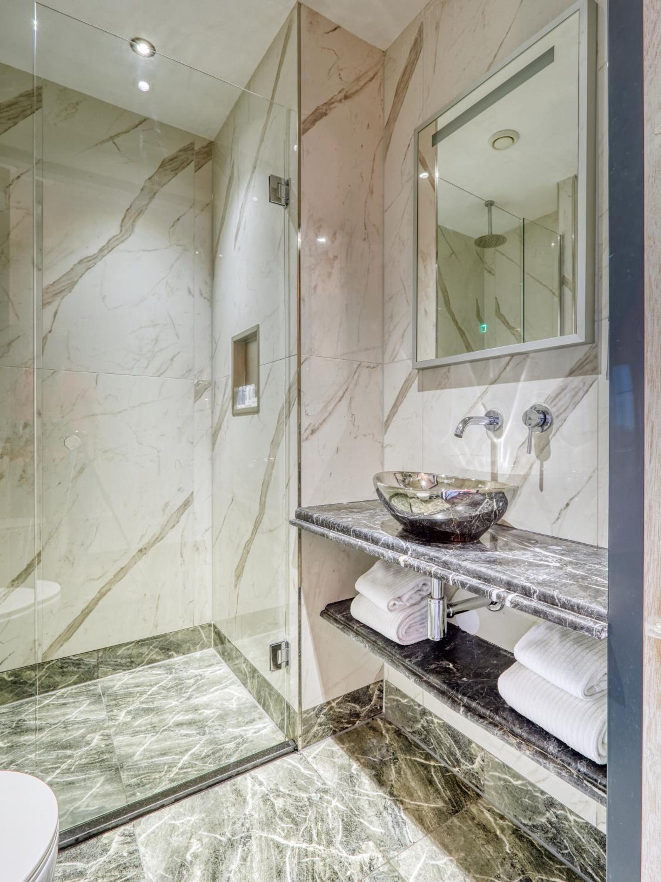 غرفة بسريرين منفصلين بإطلالة على البحيرة، G Hotel 5/6