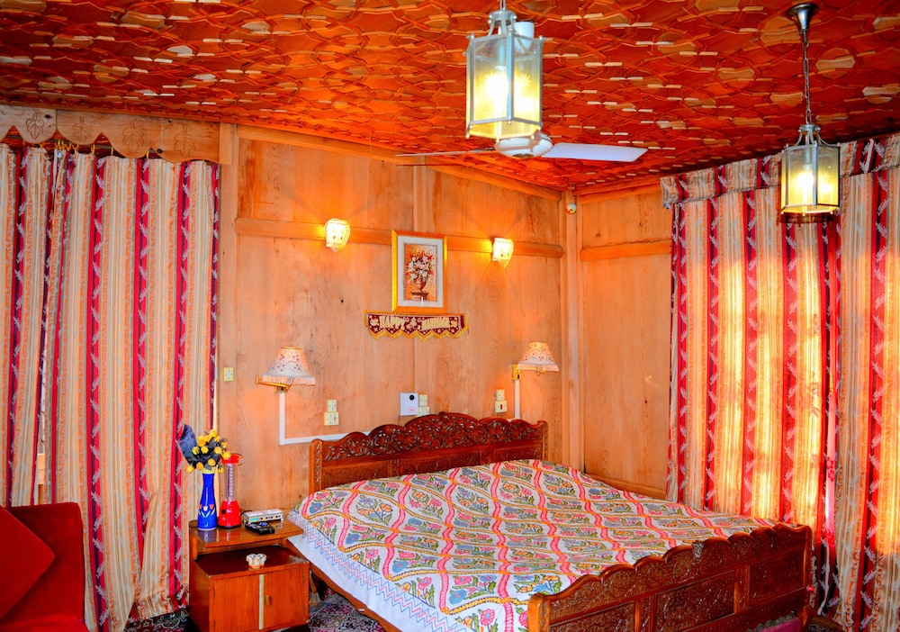 New Golden Flower Heritage Houseboat 9/22