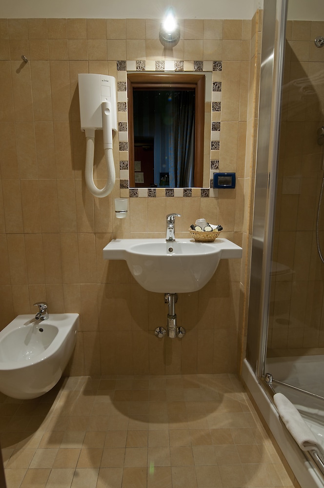 Hotel Lirico Roma 56/63