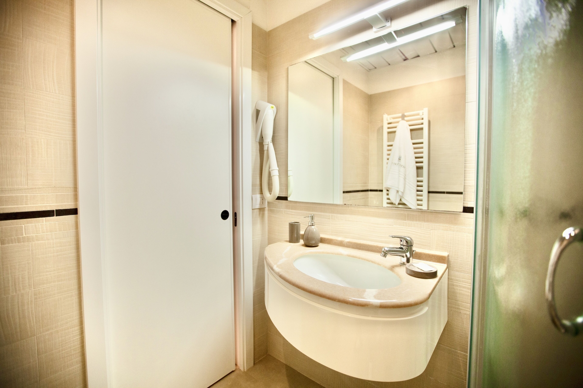 غرفة ديلوكس رباعية بسرير مزدوج وسرير بطابقين بشرفة بغرفة نوم واحدة، Hotel Maestri 8/10