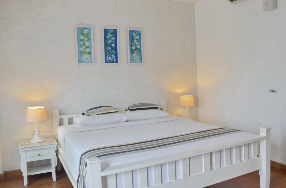 DELUXE, KING BED, GARDEN VIEW