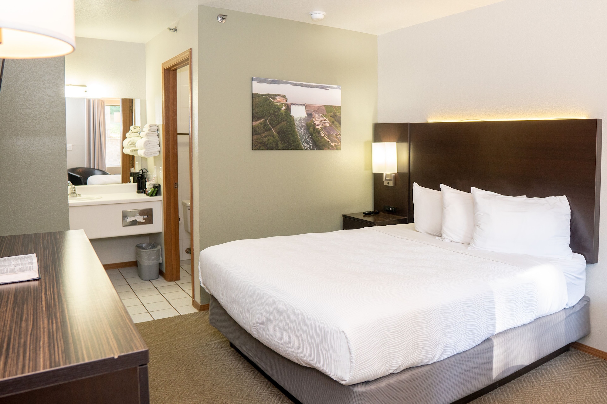 ROOM, QUEEN BED