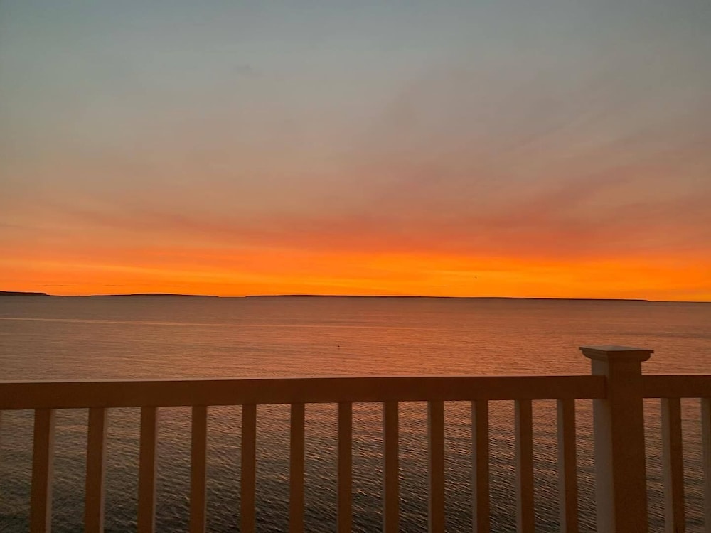 Mackinaw Beach & Bay Inn & Suites 28/51