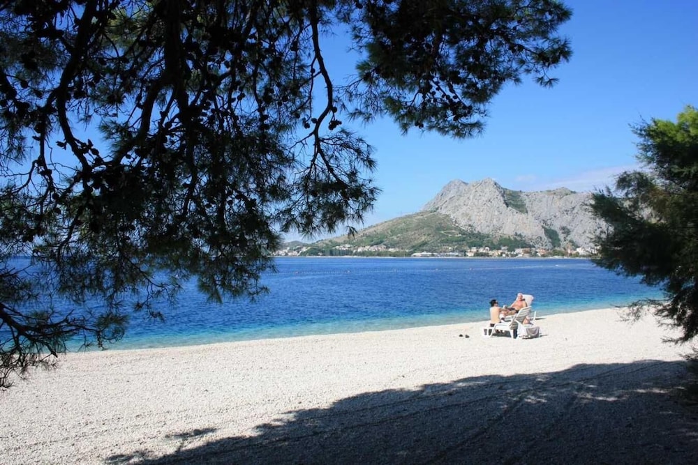 BRZET HOTEL OMIS 32/50