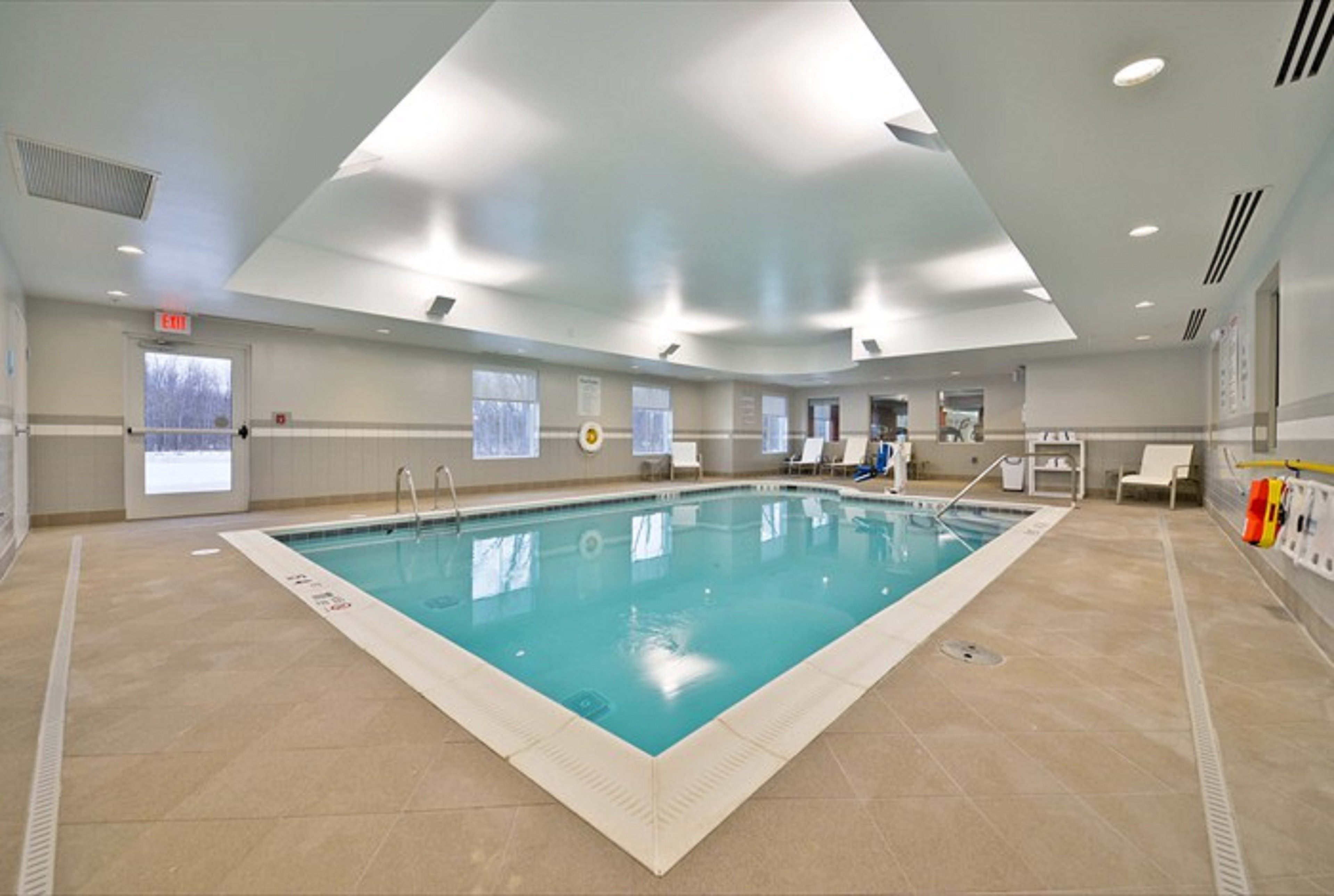 HOLIDAY INN EXPRESS CANANDAIGUA - FINGER LAKES 24/56