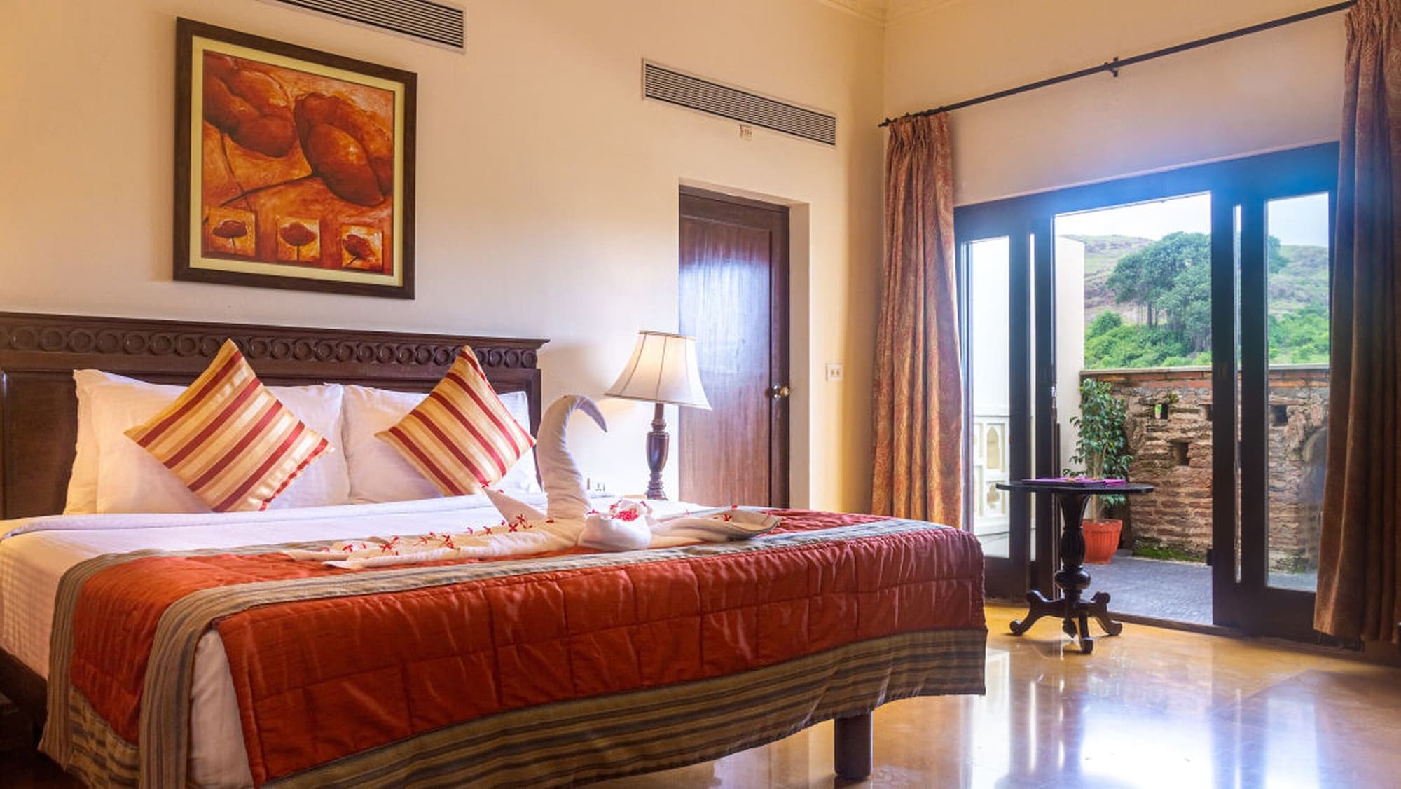 Premium, Queen Bed, Hill View
