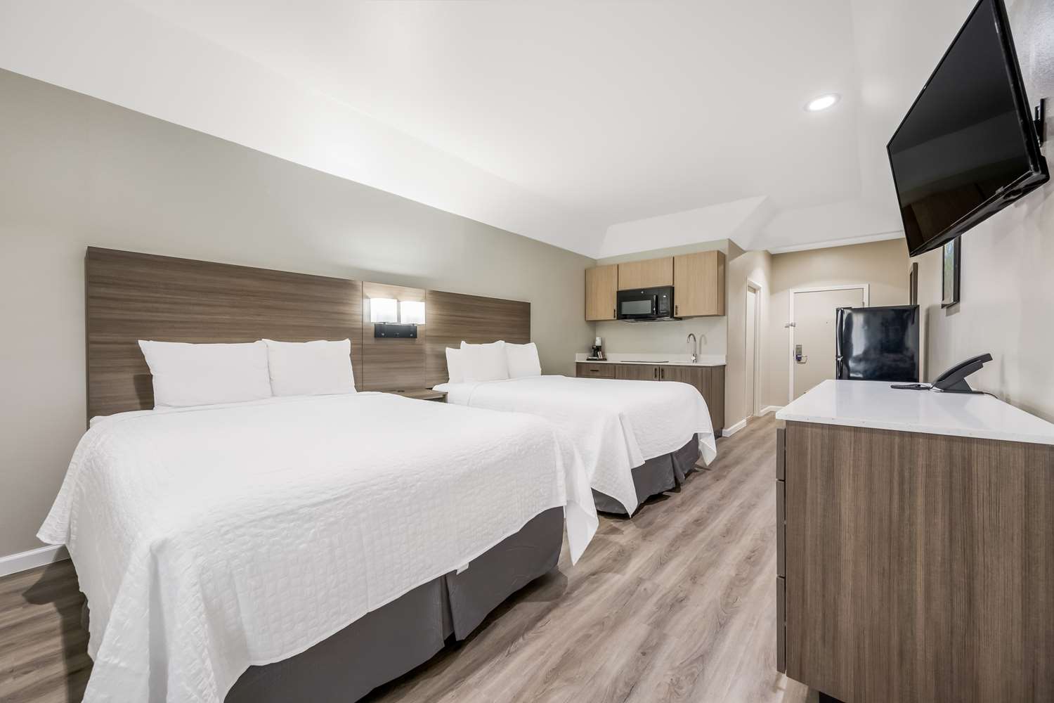 غرفة بسريرين كوين بمطبخ صغير، SureStay Studio by Best Western Conroe Downtown 5/9