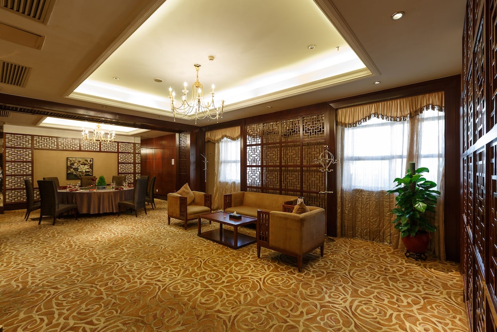 GRAND ROYAL HOTEL 18/24