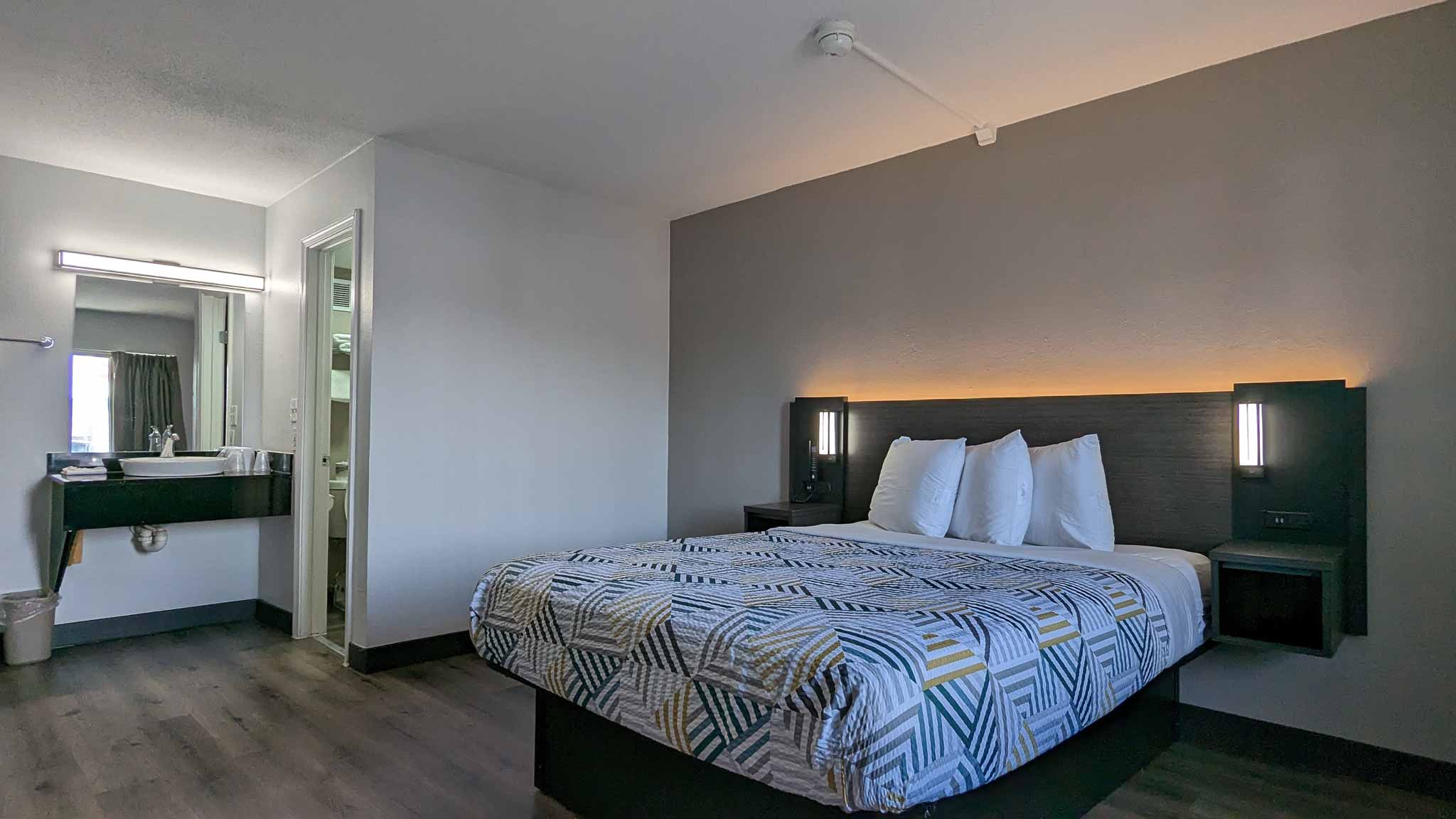 1 Full Bed - ADA/Tub