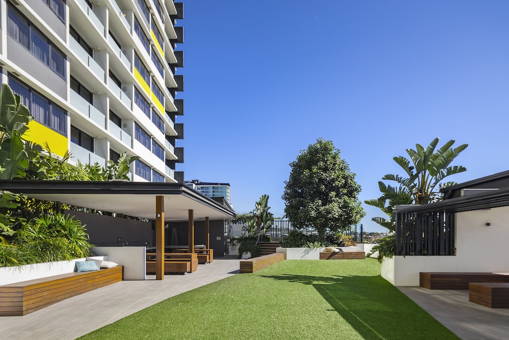 ALCYONE HOTEL RESIDENCES 58/61