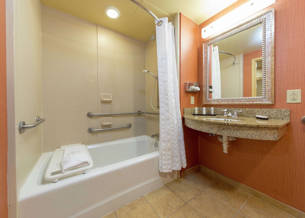 Embassy Suites by Hilton Hampton Convention Center 11/46