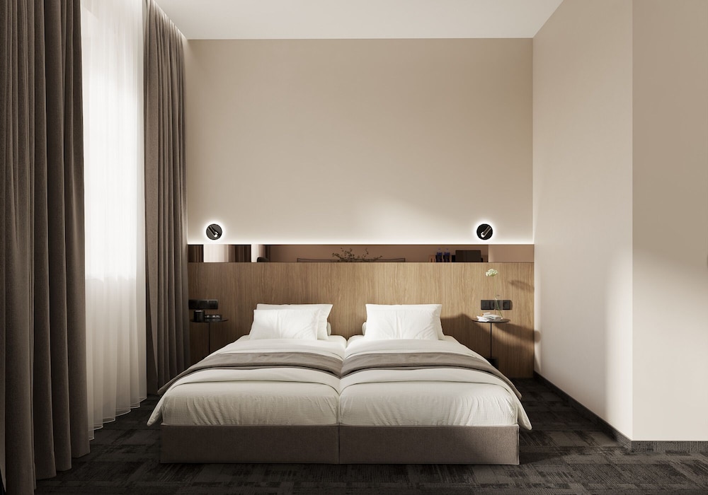 ROOM, DOUBLE OR TWIN BED