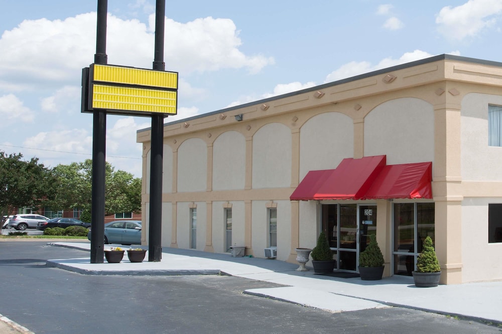 Super 8 By Wyndham Greensboro 1/29