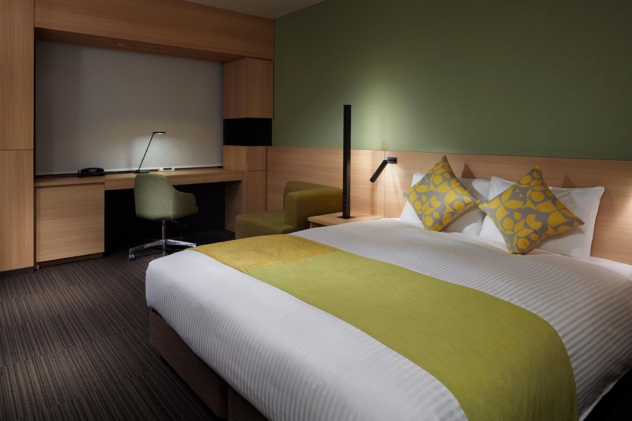 Moderate, Queen Bed