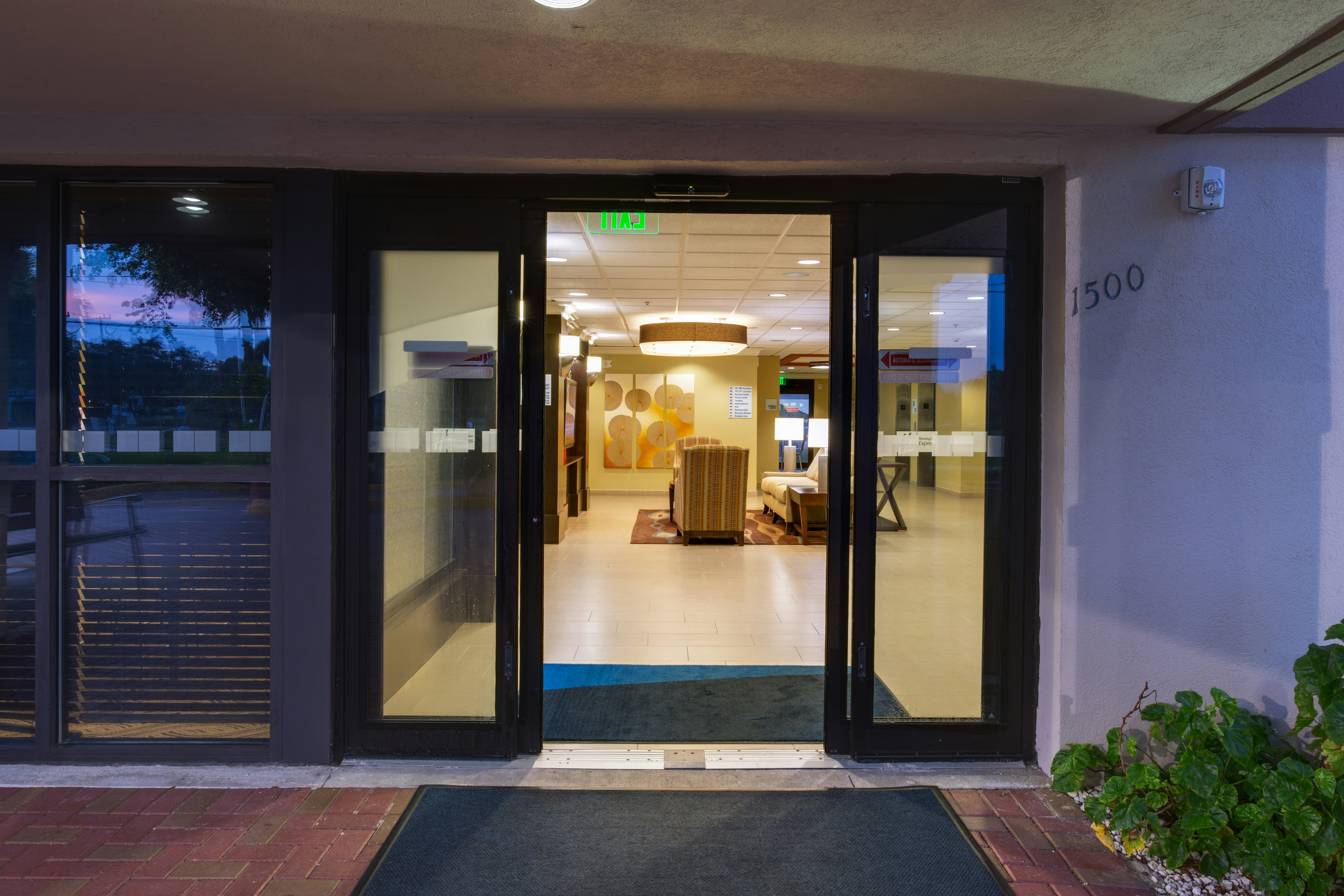 Holiday Inn Express Hotel Suites Ft Lauderdale N Exec Airport 8/76