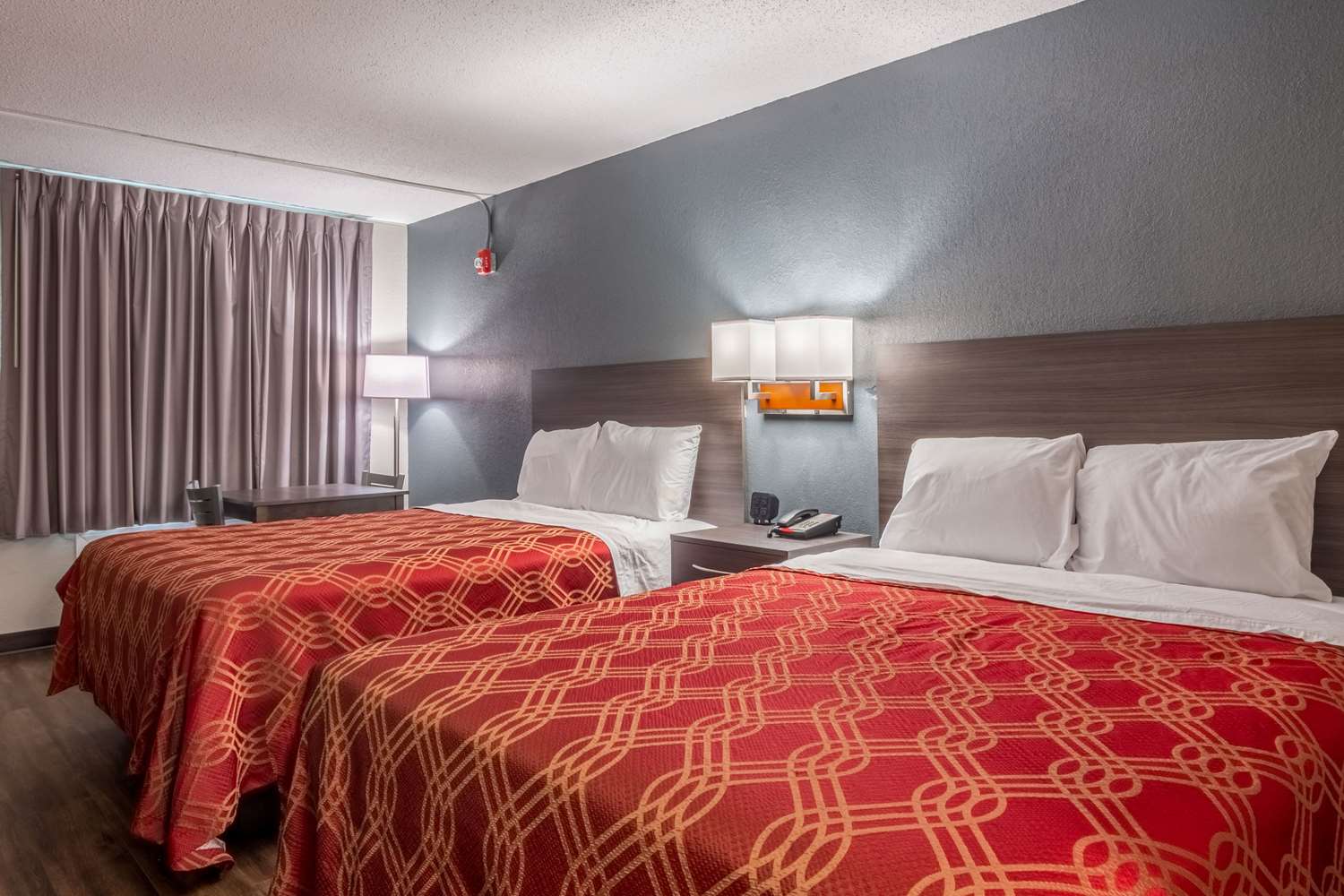 Room, 2 Queen Beds, Econo Lodge East Ridge 3/6