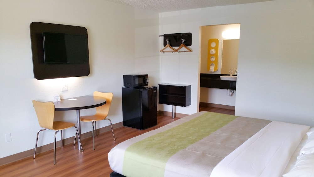 Motel6 Palestine, TX 13/23