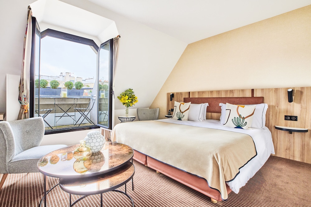 JUNIOR SUITE, EIFFEL VIEW