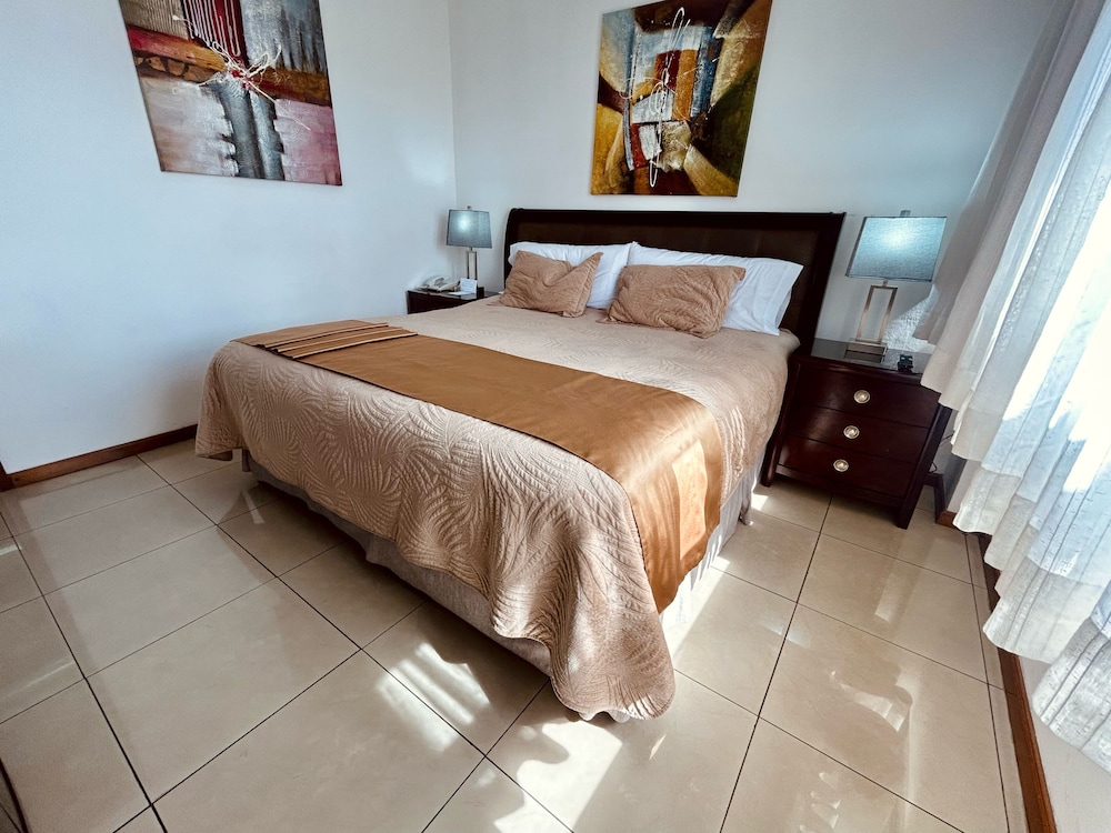 STANDARD, QUEEN BED