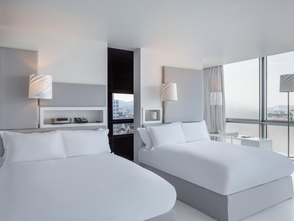 Room, 2 Queen Beds, Ferris Wheel View, Corner