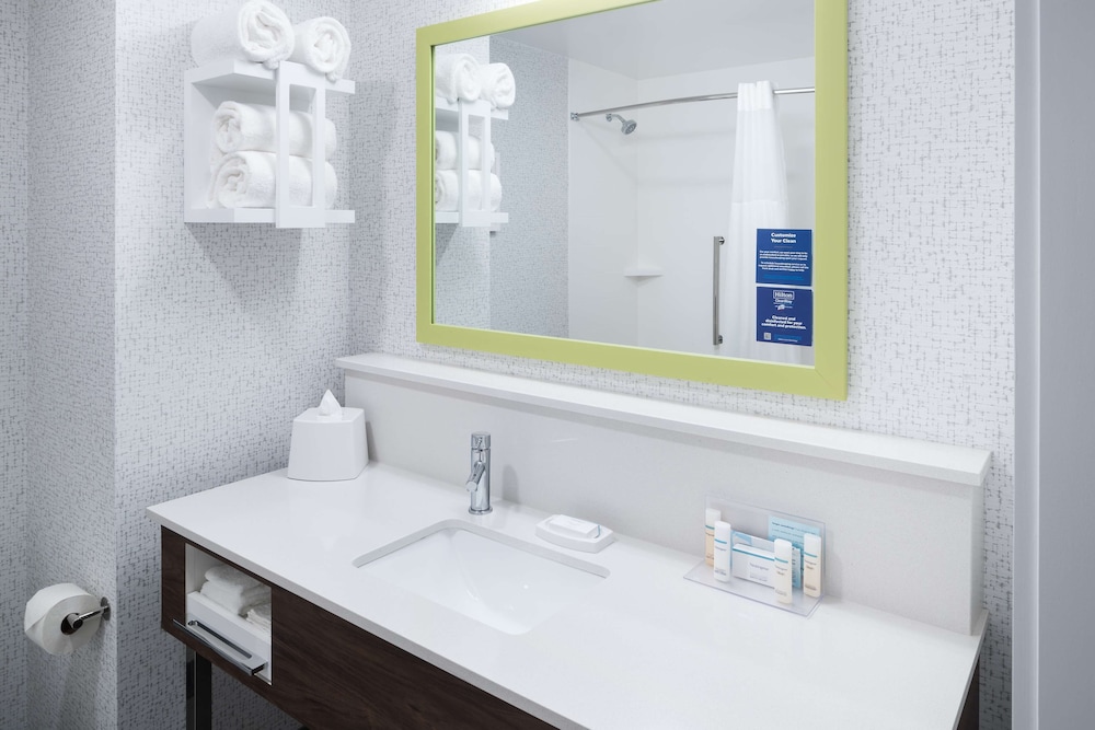 Hampton Inn Suites Cape Canaveral Cruise Port Fl 14/55