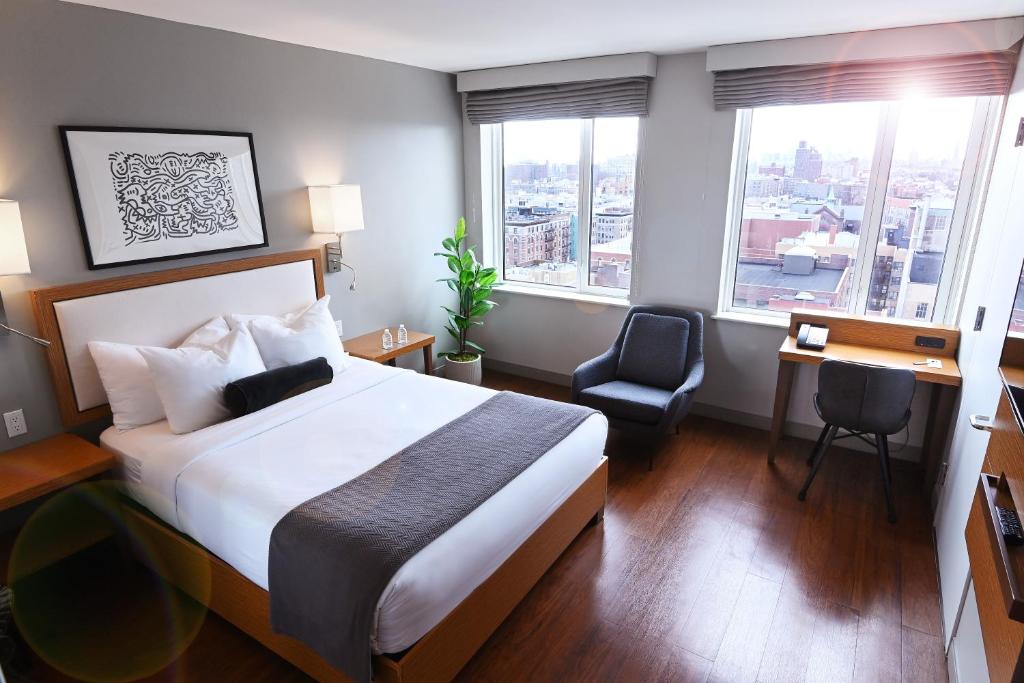 Standard, Queen Bed, Bathtub, Accessible