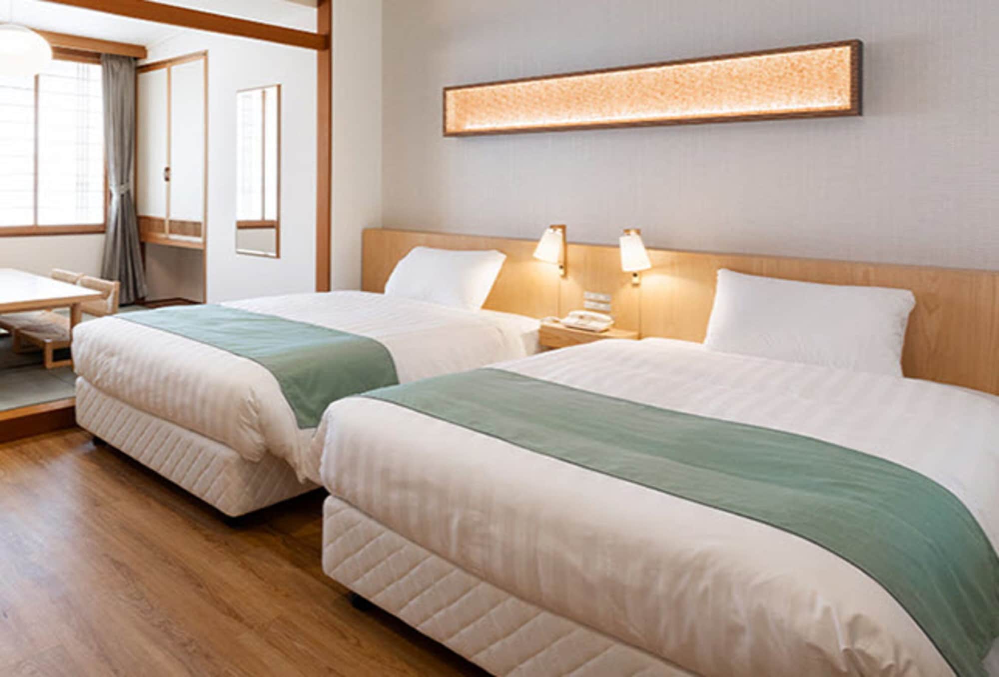 Universal, Twin Beds