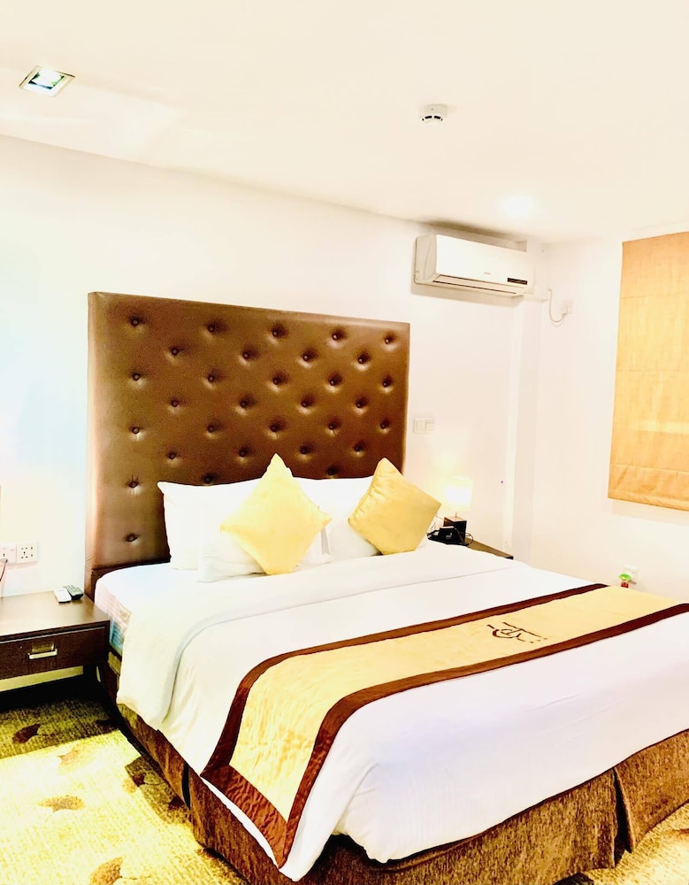 DELUXE, KING BED