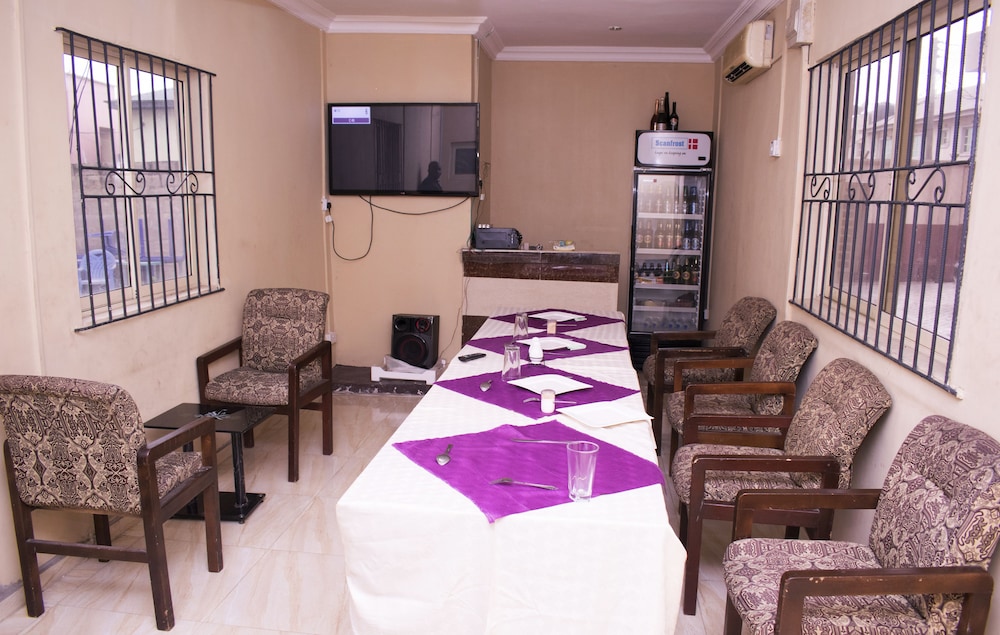 Maxton Suites Magodo 23/27