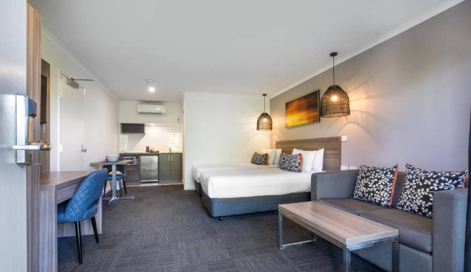 Studio, Queen Bed