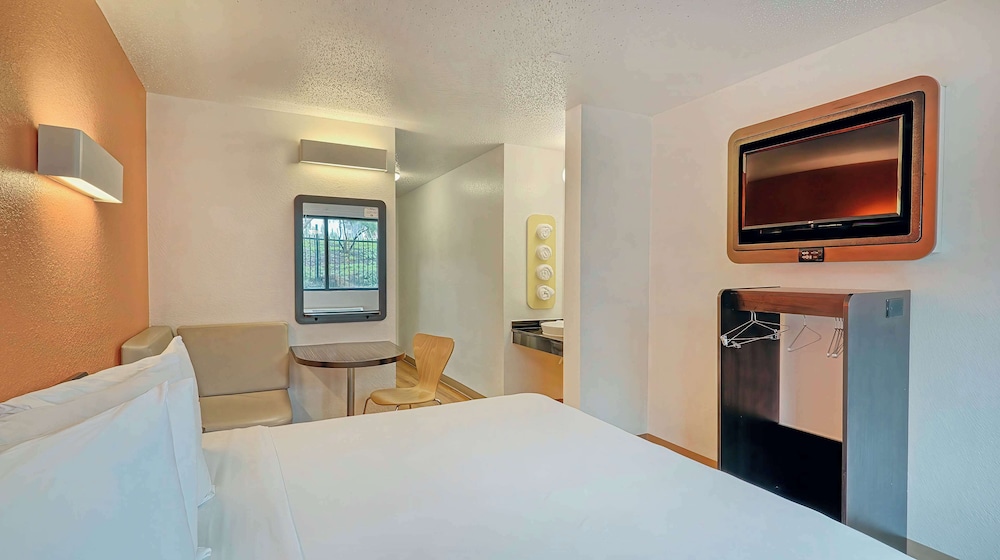 Studio6 Suites Los Angeles, CA - Los Angeles LAX 8/33