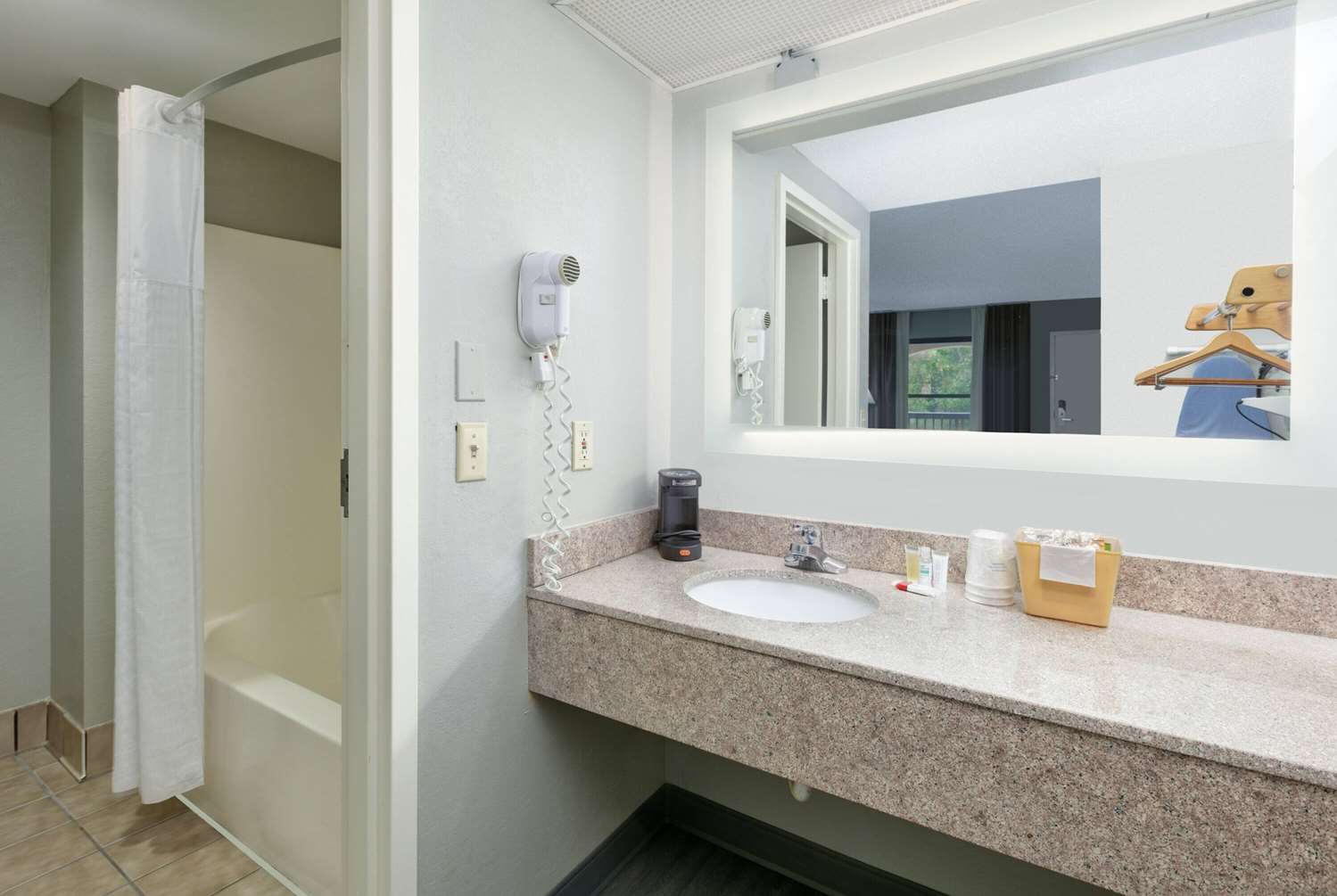 Super 8 by Wyndham Diberville Biloxi Area 23/26