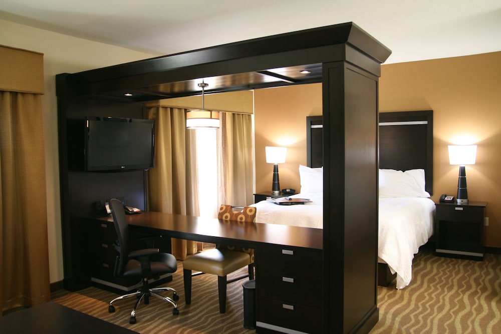 Hampton Inn and Suites Cleburne 70/78
