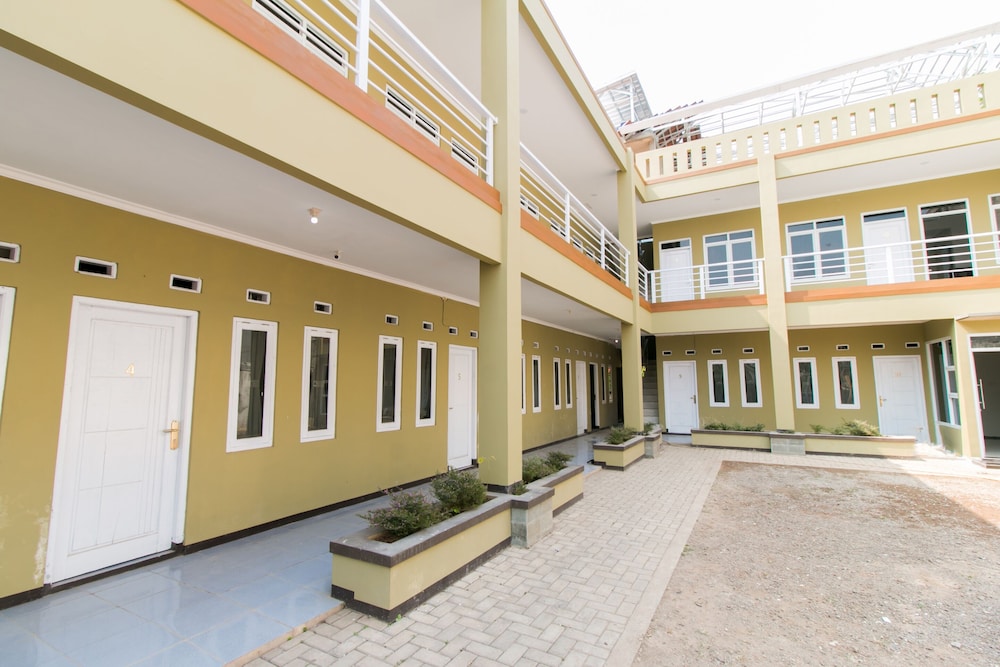 OYO 1078 Fakhira Residence 31/31