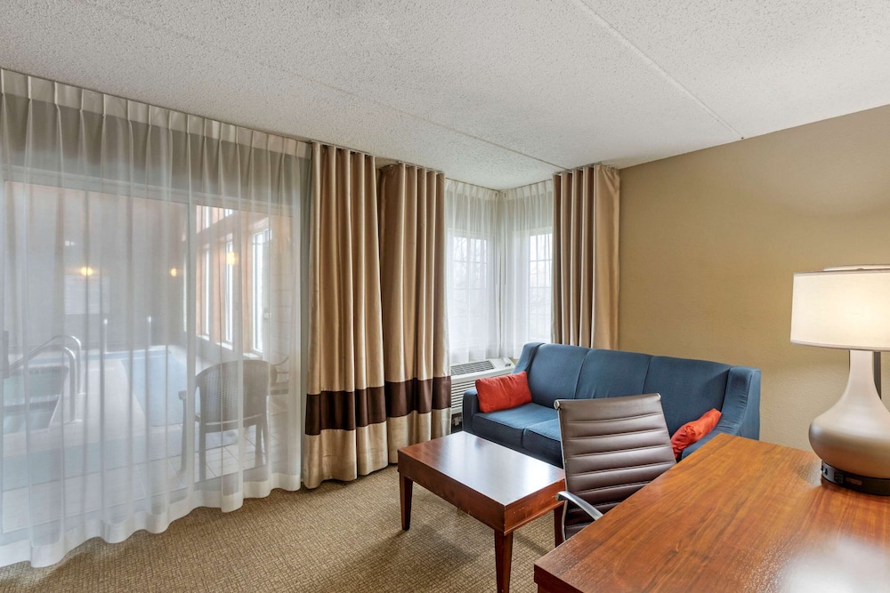 Comfort Inn Suites Jackson West Bend 24/38