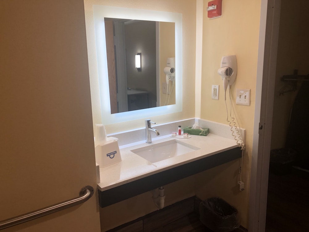 Days Inn By Wyndham Grove City Columbus South 13/27