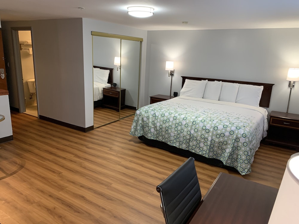 Econo Lodge Inn Suites 19/35