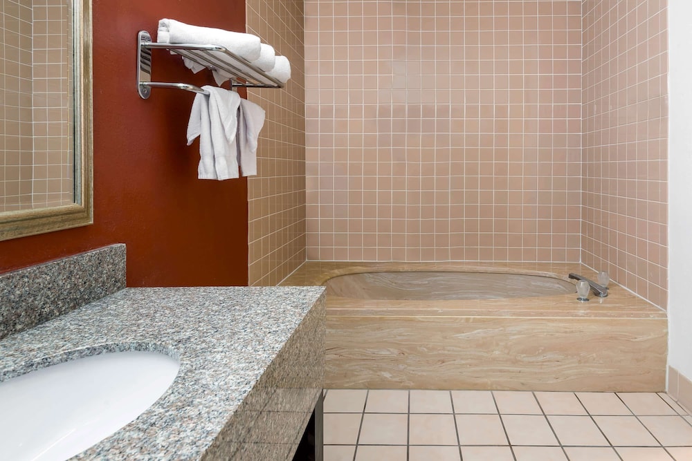 Travelodge by Wyndham Indianapolis Speedway 50/50