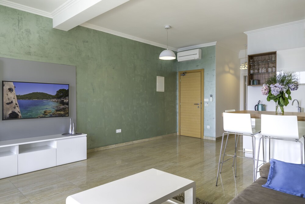 Boutique Pine Tree apartments 3/50