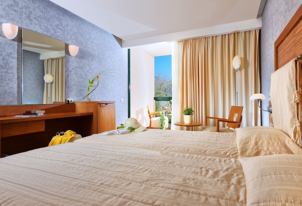 Sirens Beach Hotel 25/77